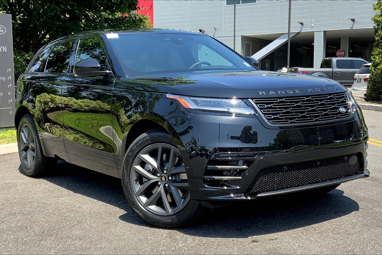 New 2026 Land Rover Range Rover Velar Dynamic SE image 2