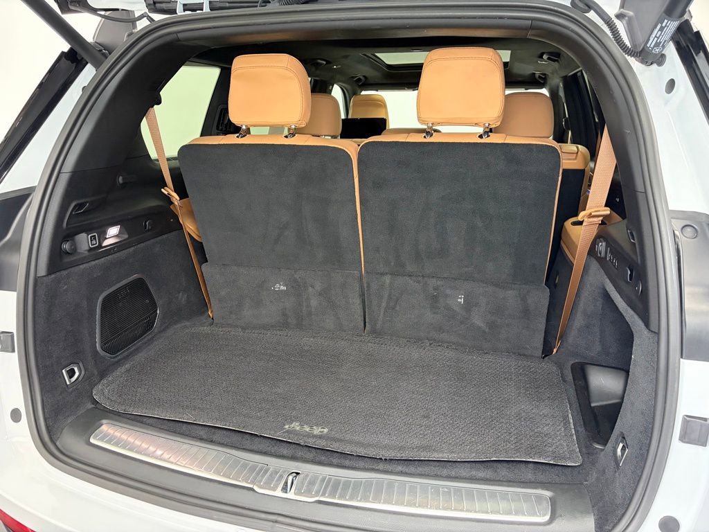 Used 2024 Jeep Grand Cherokee L Summit AWD/4WD image 9