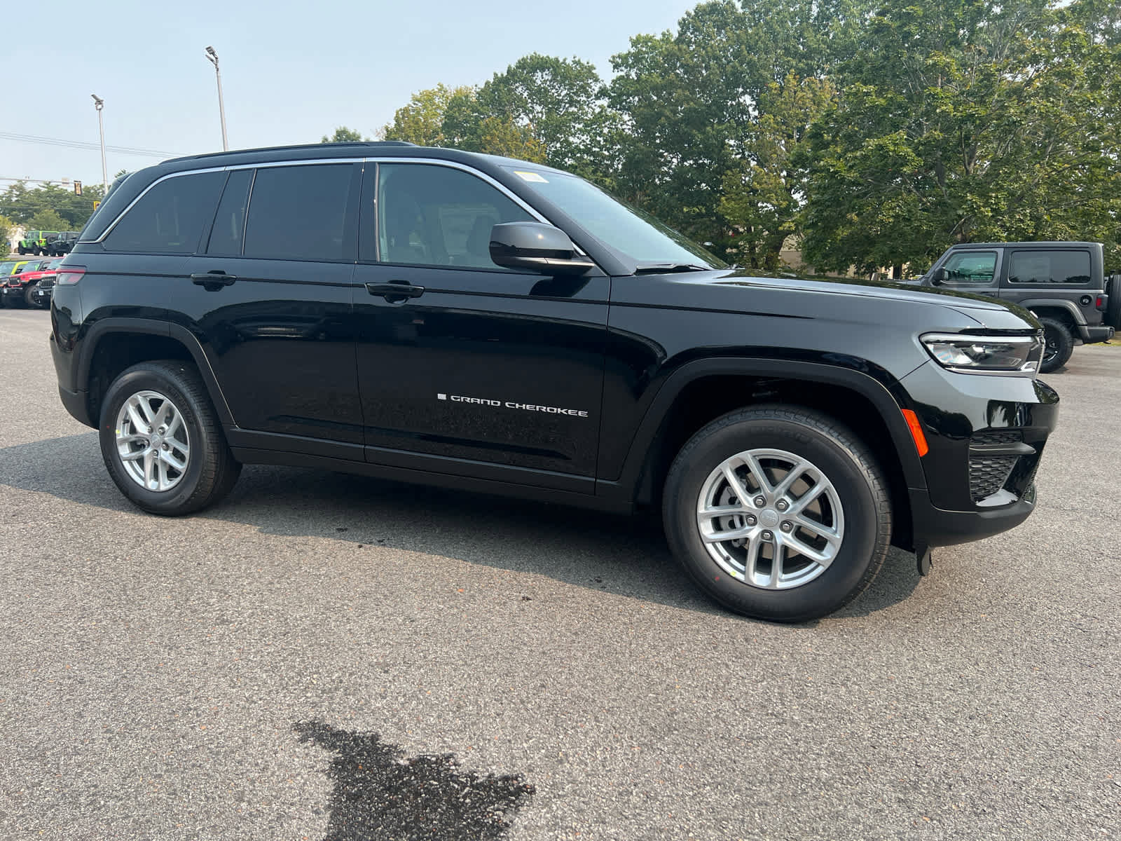 New 2025 Jeep Grand Cherokee Laredo w/ Luxury Tech Group I image 2