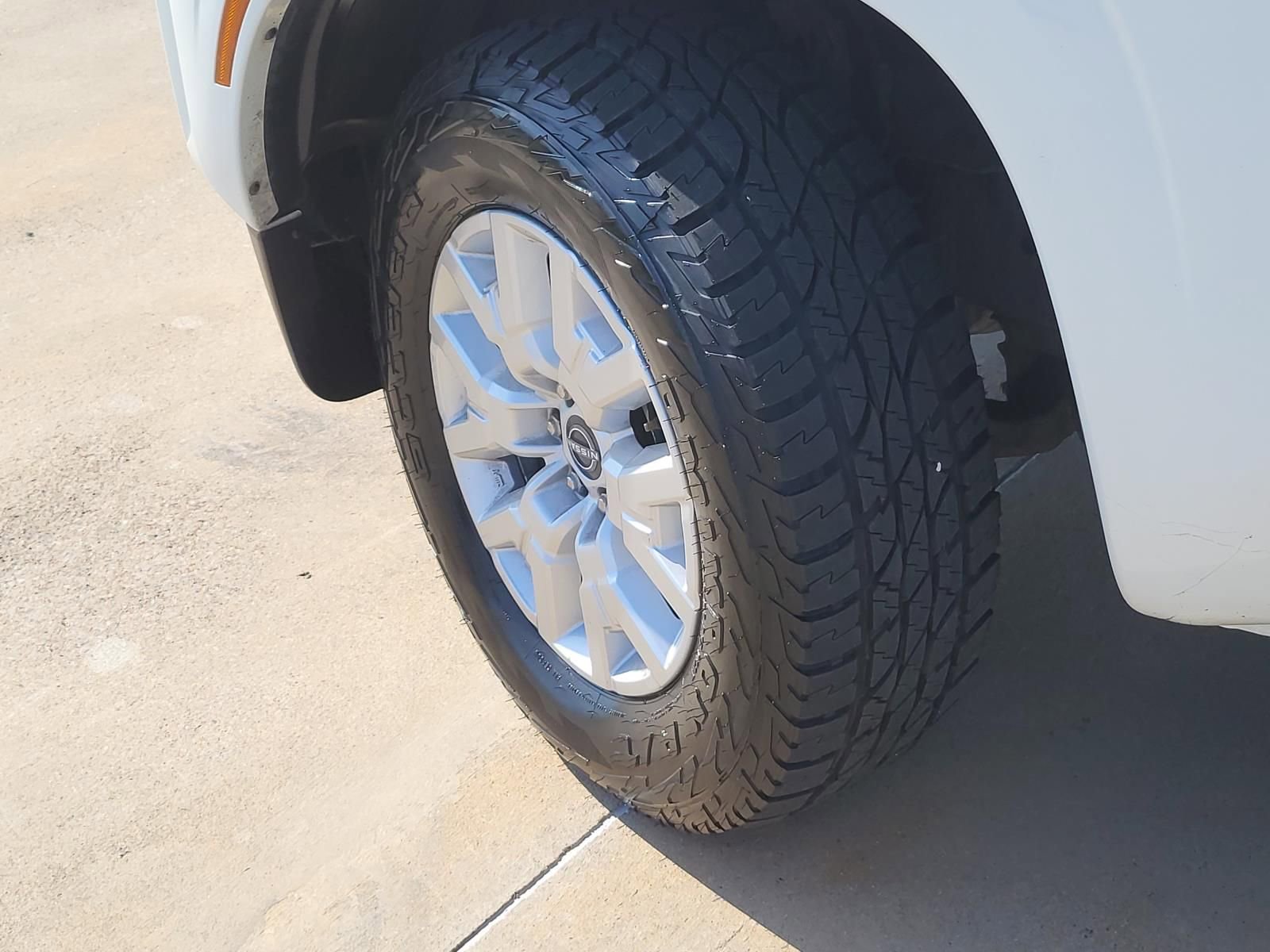 Used 2022 Nissan Frontier SV AWD/4WD image 9