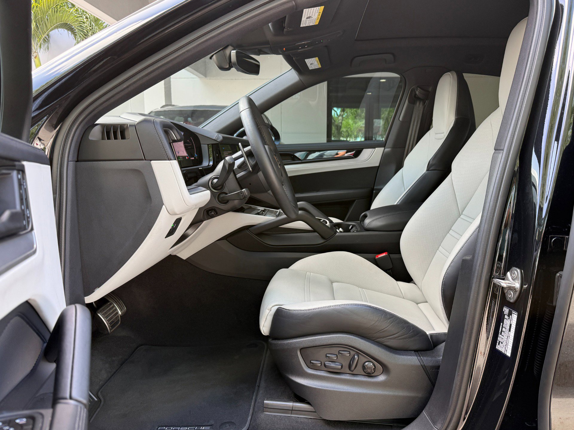 Used 2025 Porsche Cayenne S AWD/4WD image 21