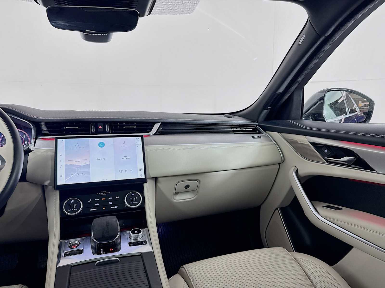 Used 2024 Jaguar F-PACE R-Dynamic S image 32