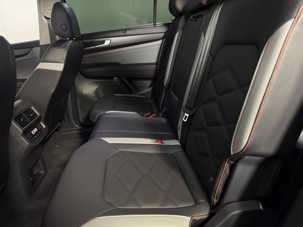 Used 2024 Volkswagen Atlas Peak Edition SE AWD/4WD image 26