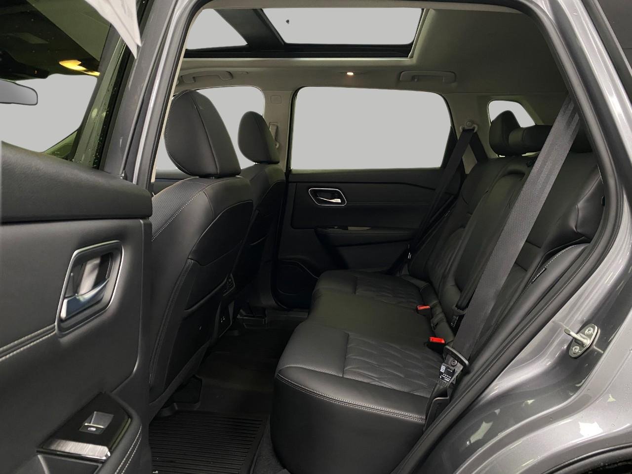 Used 2025 Nissan Rogue Platinum image 33