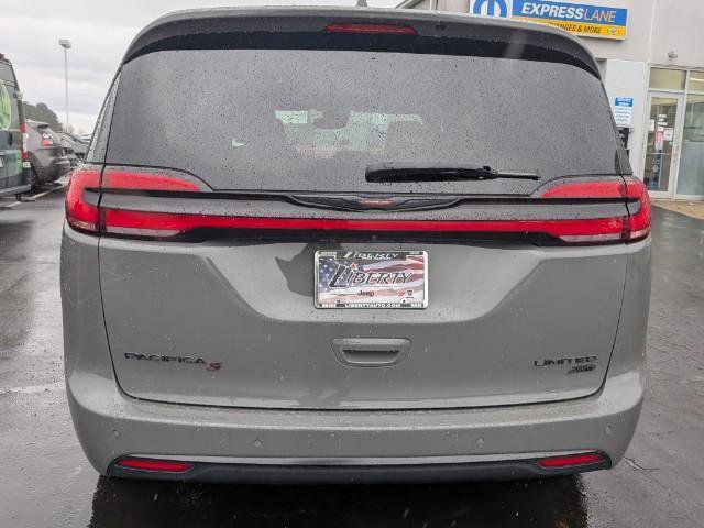 Used 2021 Chrysler Pacifica Limited w/ Uconnect Theater Family Group image 6