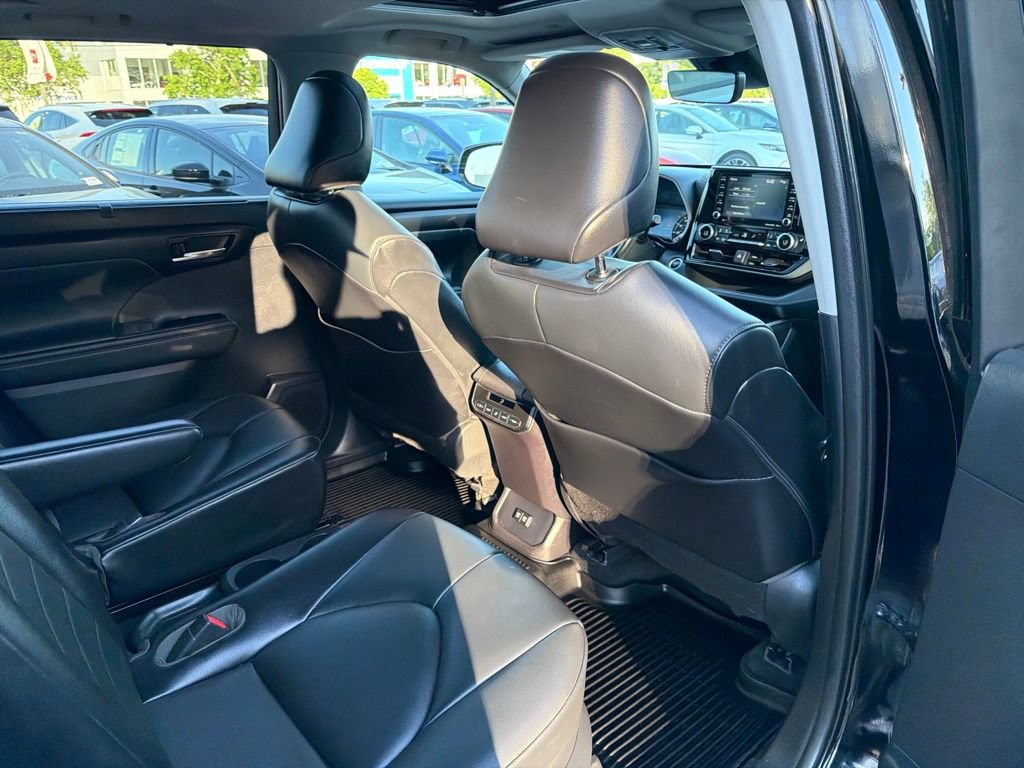 Used 2021 Toyota Highlander XLE AWD/4WD image 13