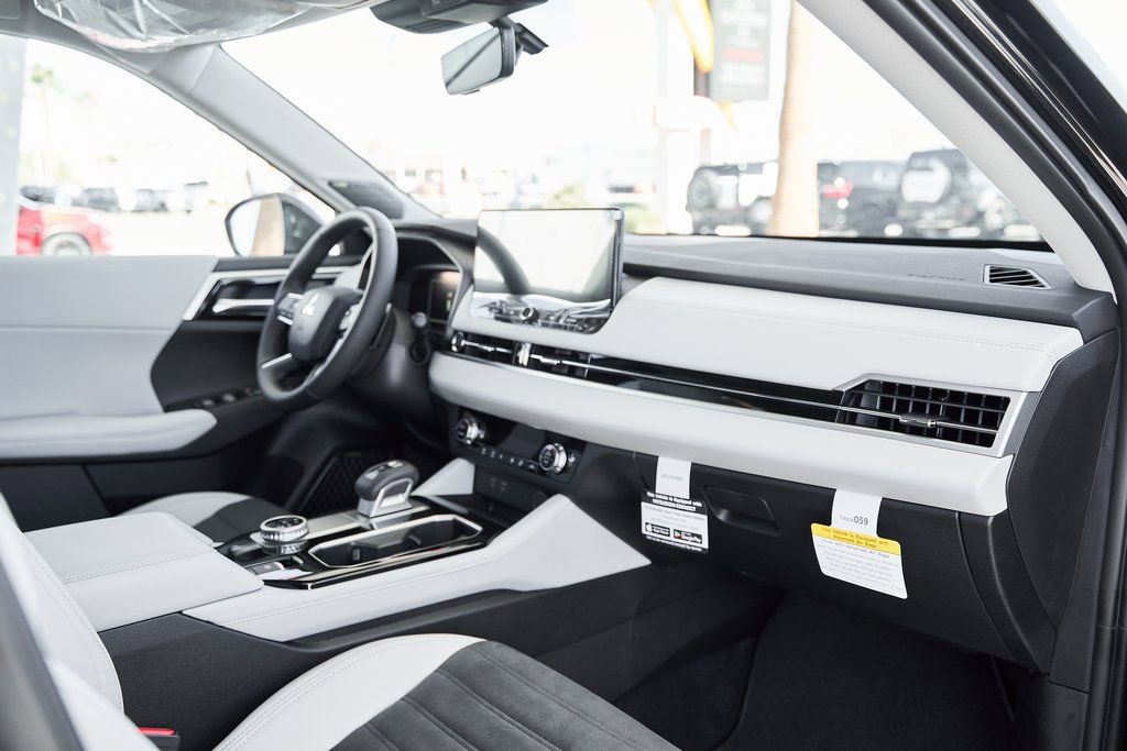 Used 2025 Mitsubishi Outlander SE FWD image 26