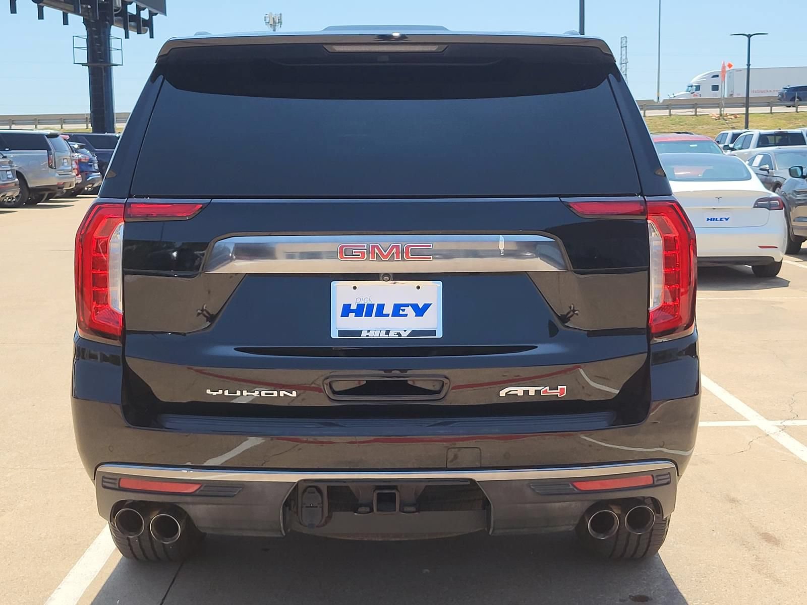 Used 2023 GMC Yukon AT4 w/ AT4 Premium Package AWD/4WD image 5