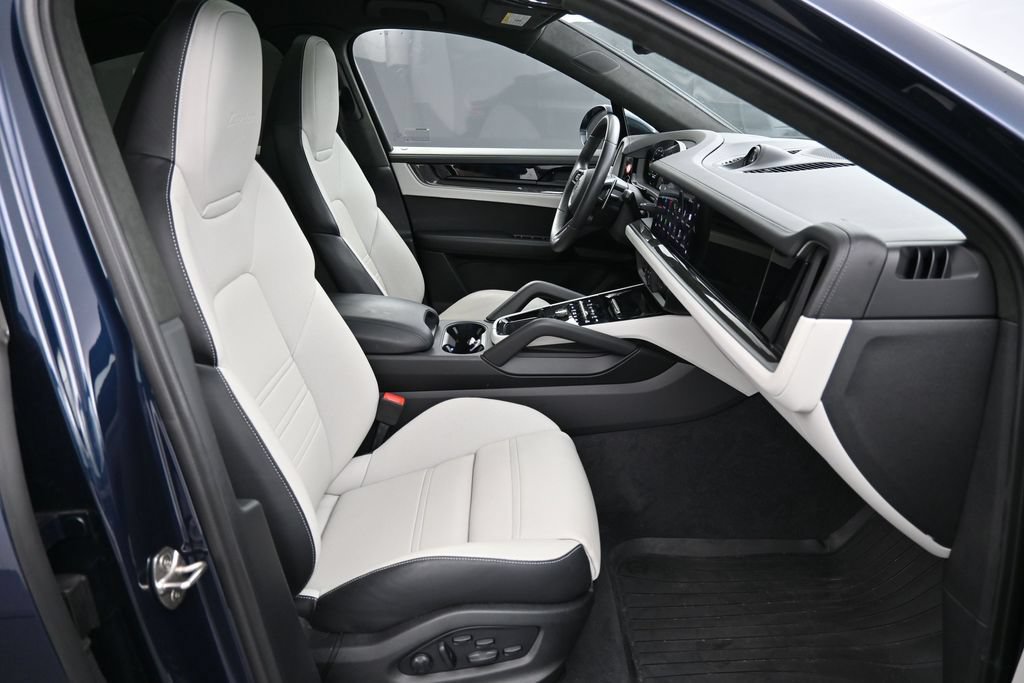 Certified 2025 Porsche Cayenne Turbo AWD/4WD image 27