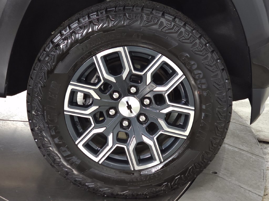 Used 2024 Chevrolet Colorado Z71 w/ Z71 Convenience Package 2 AWD/4WD image 11