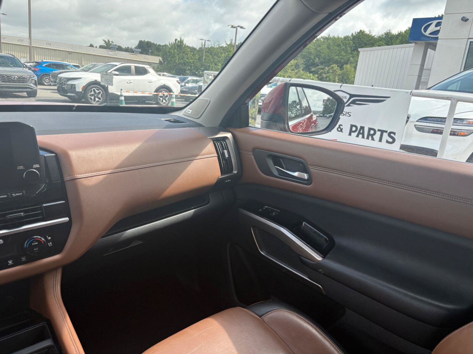Used 2023 Nissan Pathfinder Platinum FWD image 25
