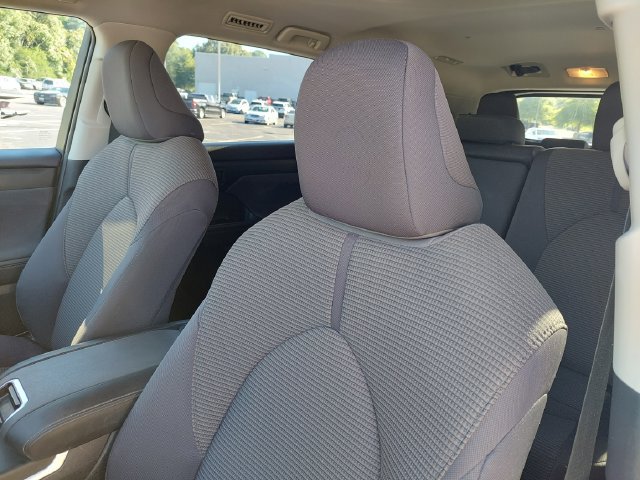 Used 2023 Toyota Highlander L FWD image 6