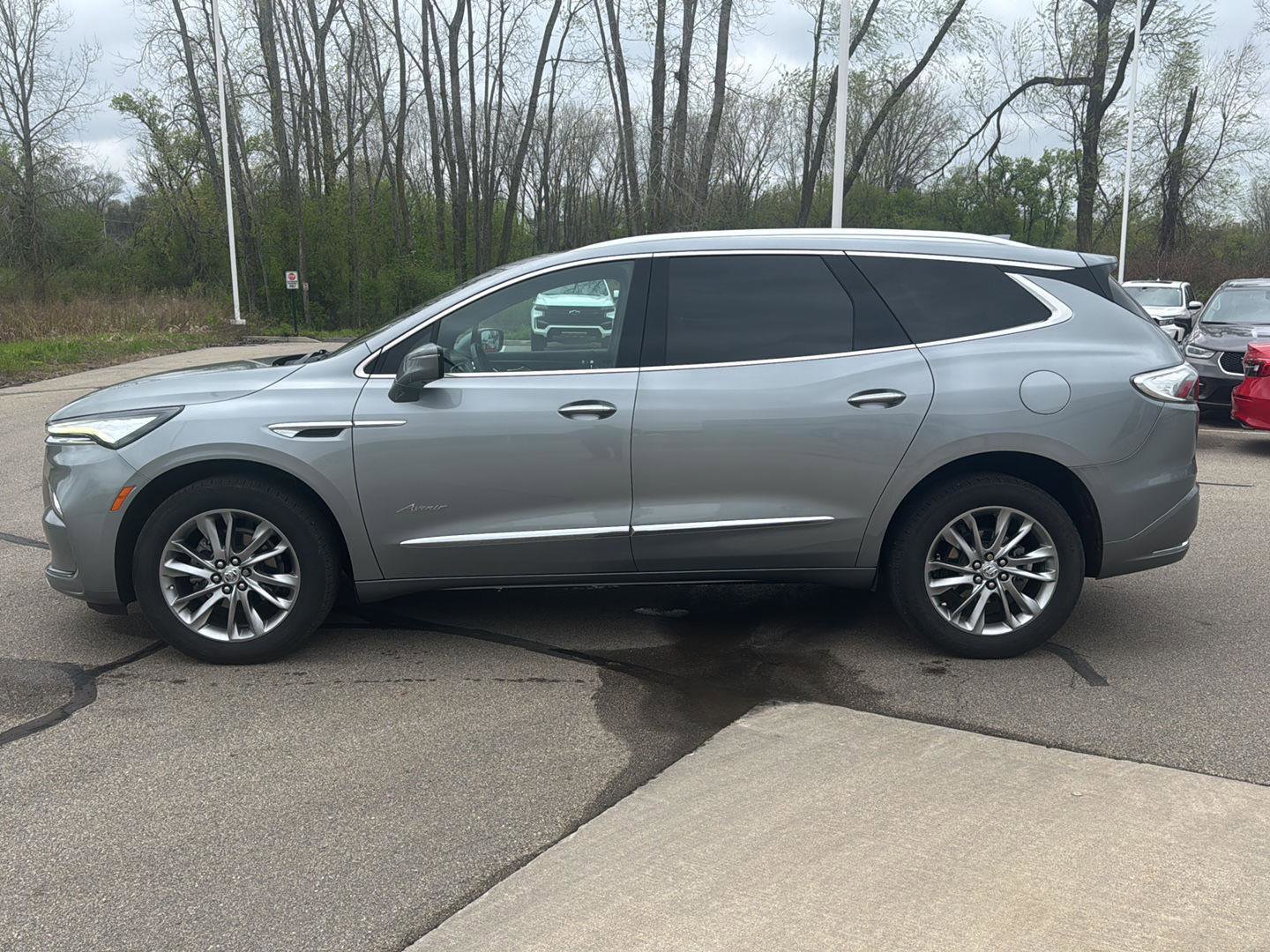 Used 2023 Buick Enclave Avenir w/ Avenir Technology Package AWD/4WD image 2