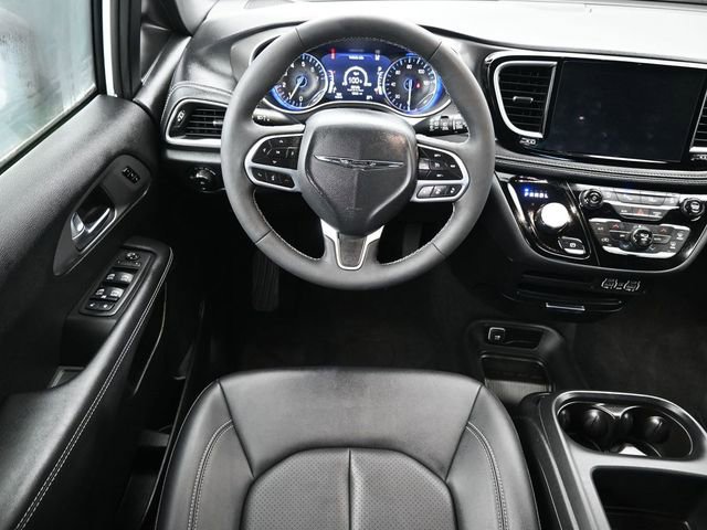 Used 2025 Chrysler Pacifica Select image 12