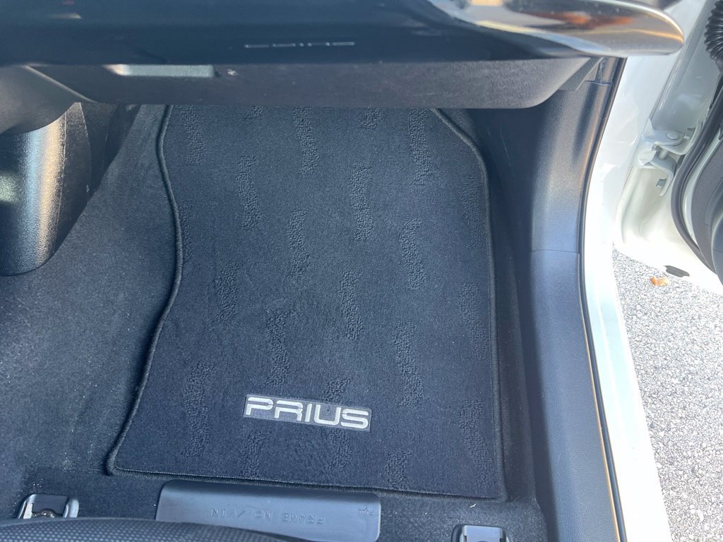 Used 2021 Toyota Prius L Eco FWD image 13