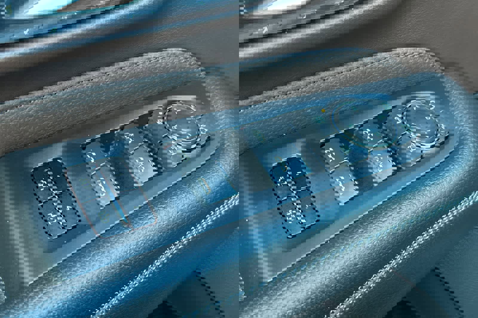 Used 2021 GMC Yukon Denali w/ Denali Premium Package image 3