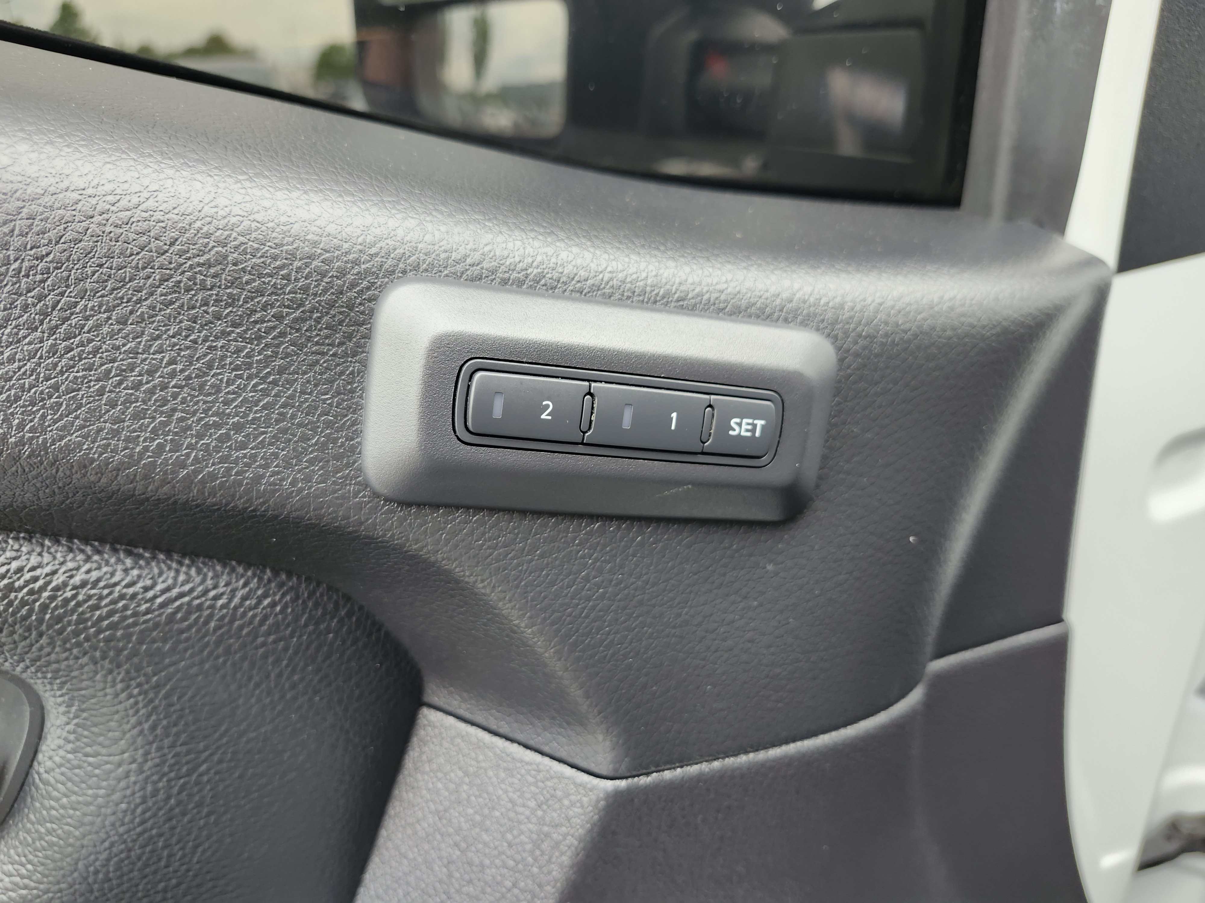 Used 2021 Nissan Titan SL w/ Moonroof Package AWD/4WD image 32