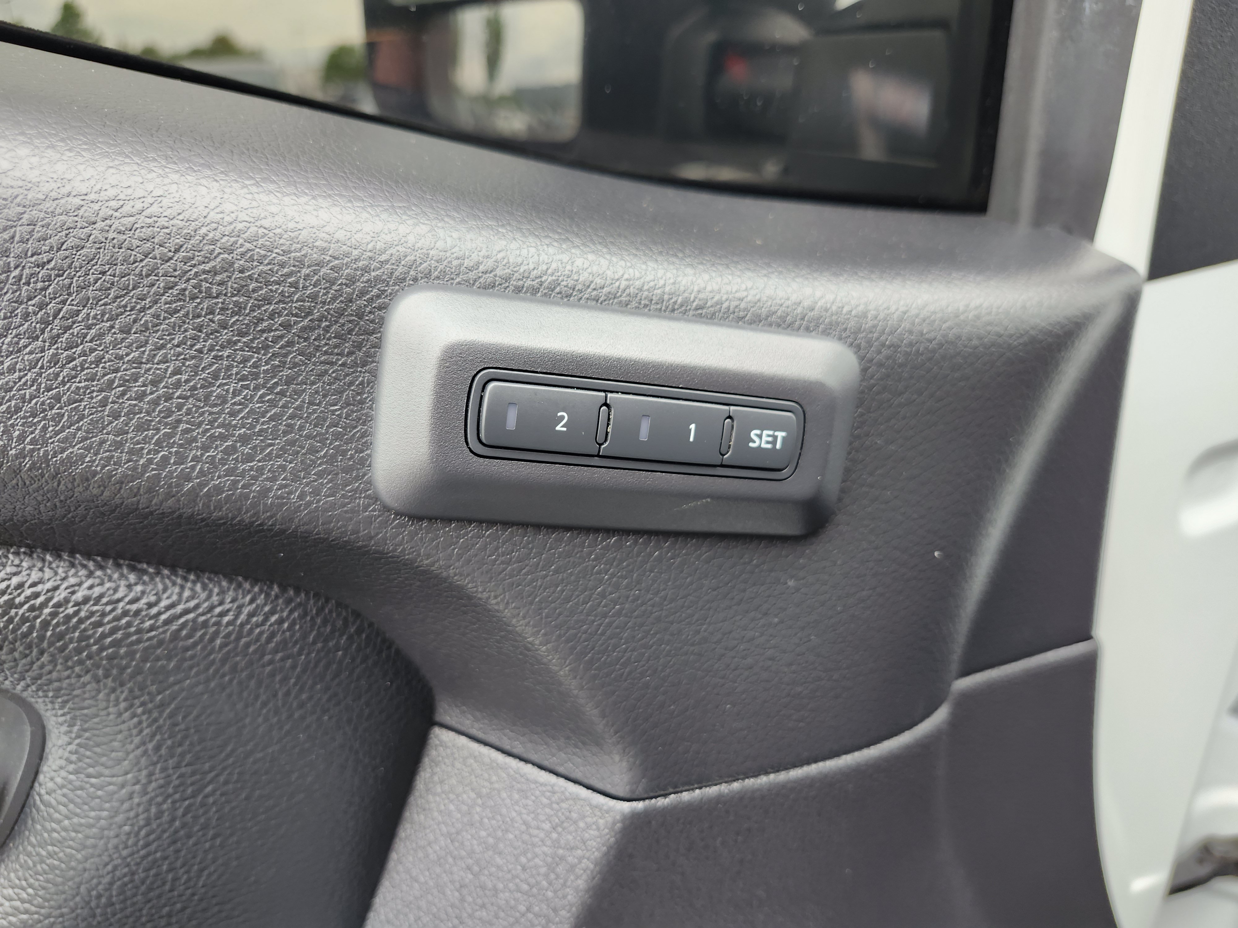 Used 2021 Nissan Titan SL w/ Moonroof Package AWD/4WD image 32