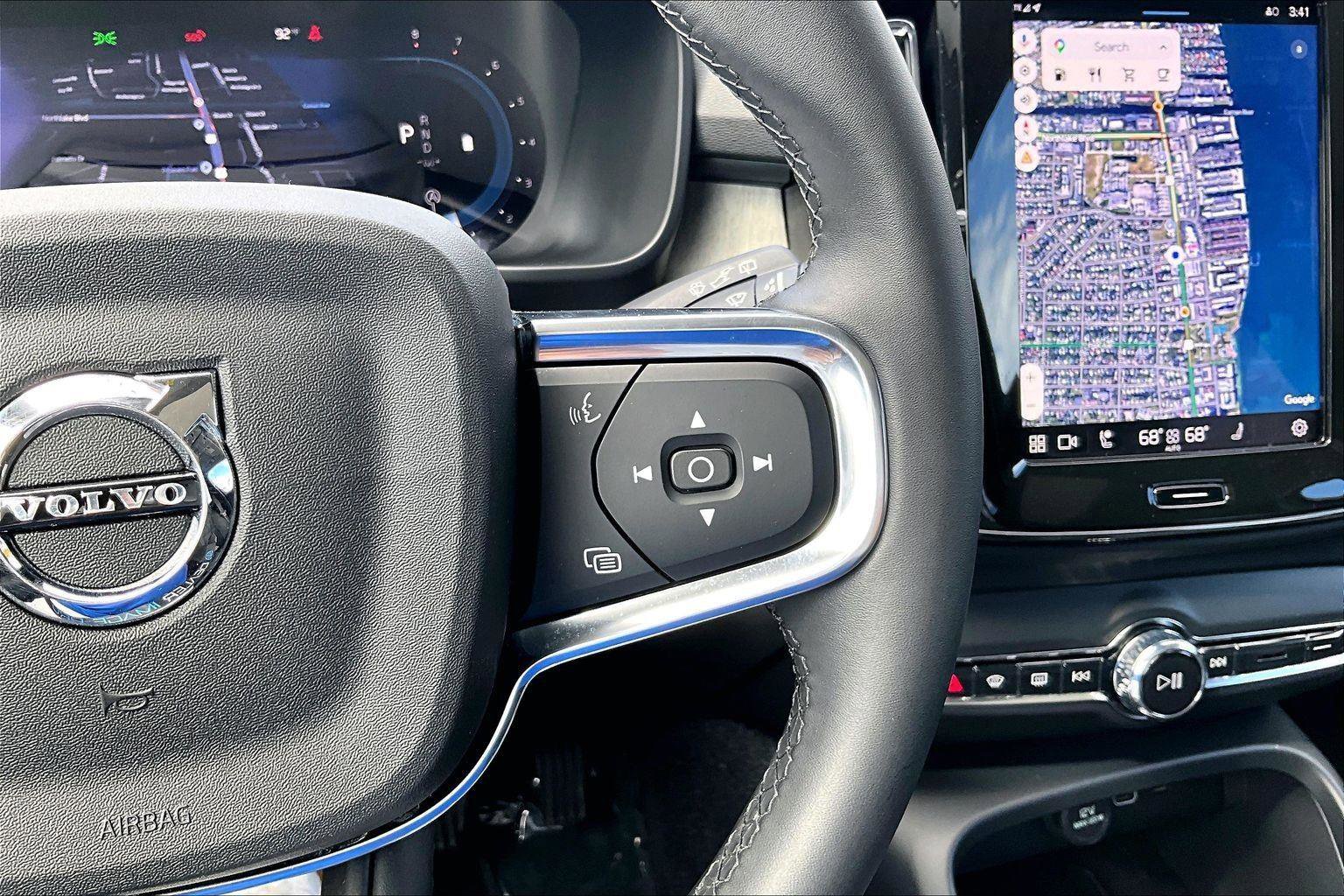 Used 2024 Volvo XC40 B5 Plus image 12