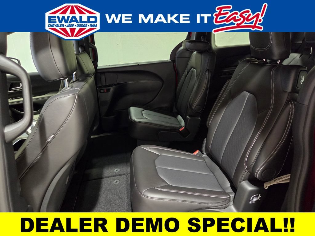 New 2026 Chrysler Pacifica Select AWD/4WD image 9