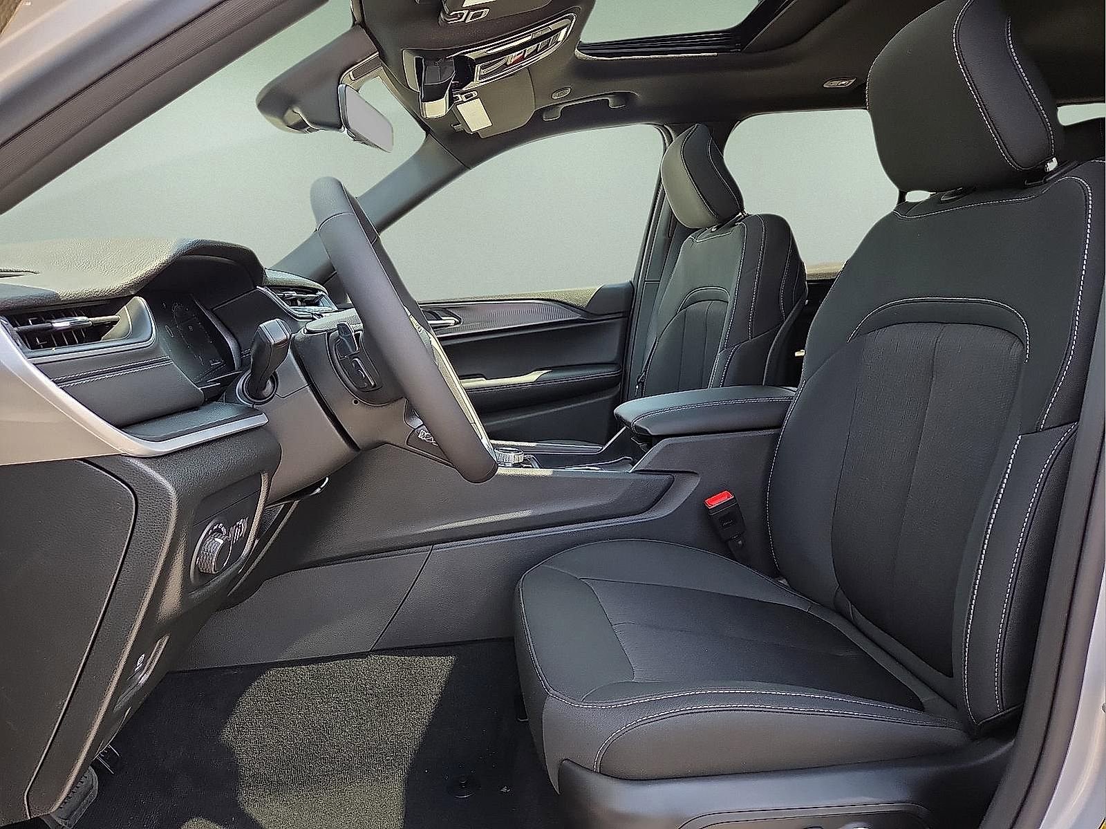 New 2025 Jeep Grand Cherokee Laredo image 14