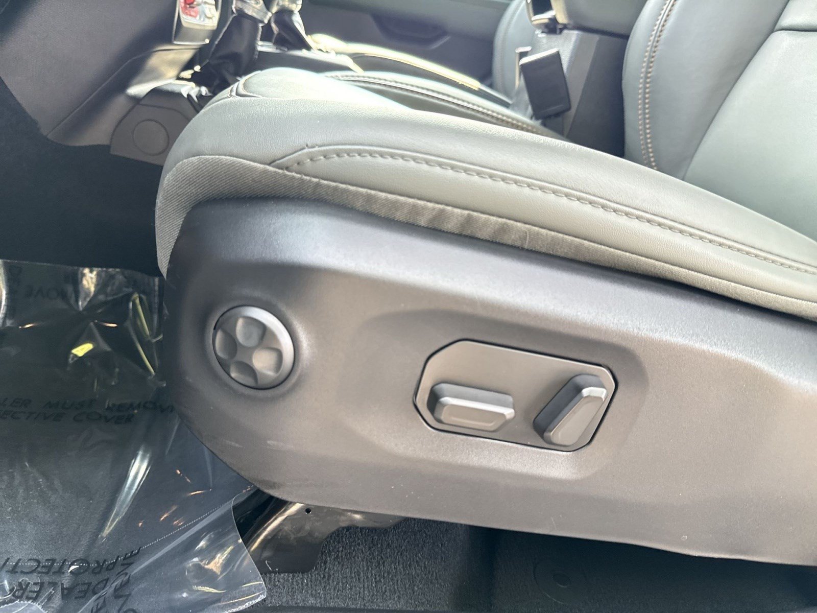 Used 2025 Jeep Gladiator Mojave AWD/4WD image 14