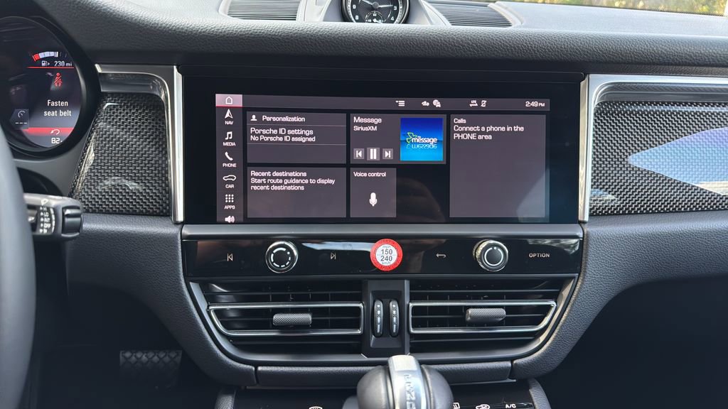 Certified 2025 Porsche Macan image 12