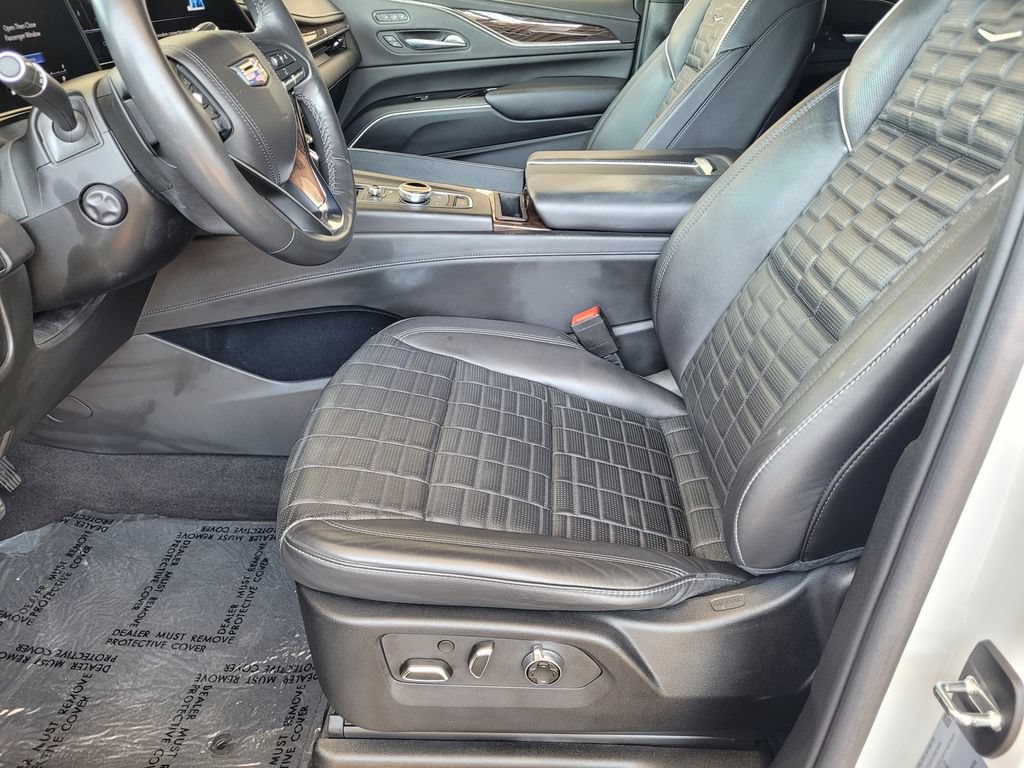 Used 2022 Cadillac Escalade Sport Platinum w/ LPO, ONYX Package AWD/4WD image 9