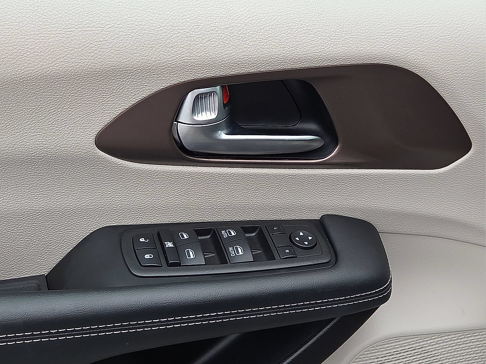 Used 2023 Chrysler Voyager LX FWD image 14