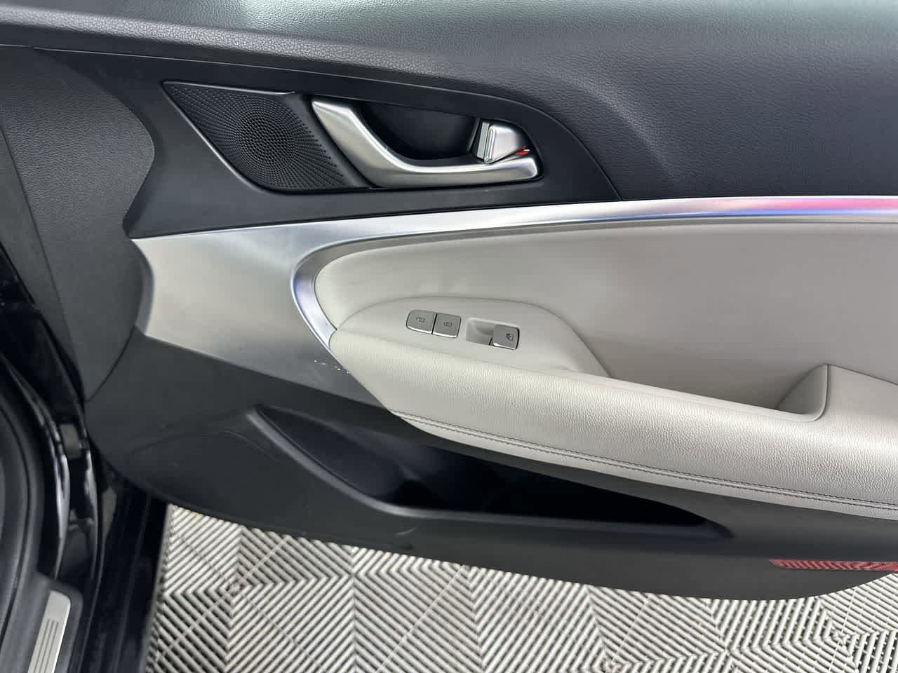 Used 2025 Genesis G70 2.5T image 24