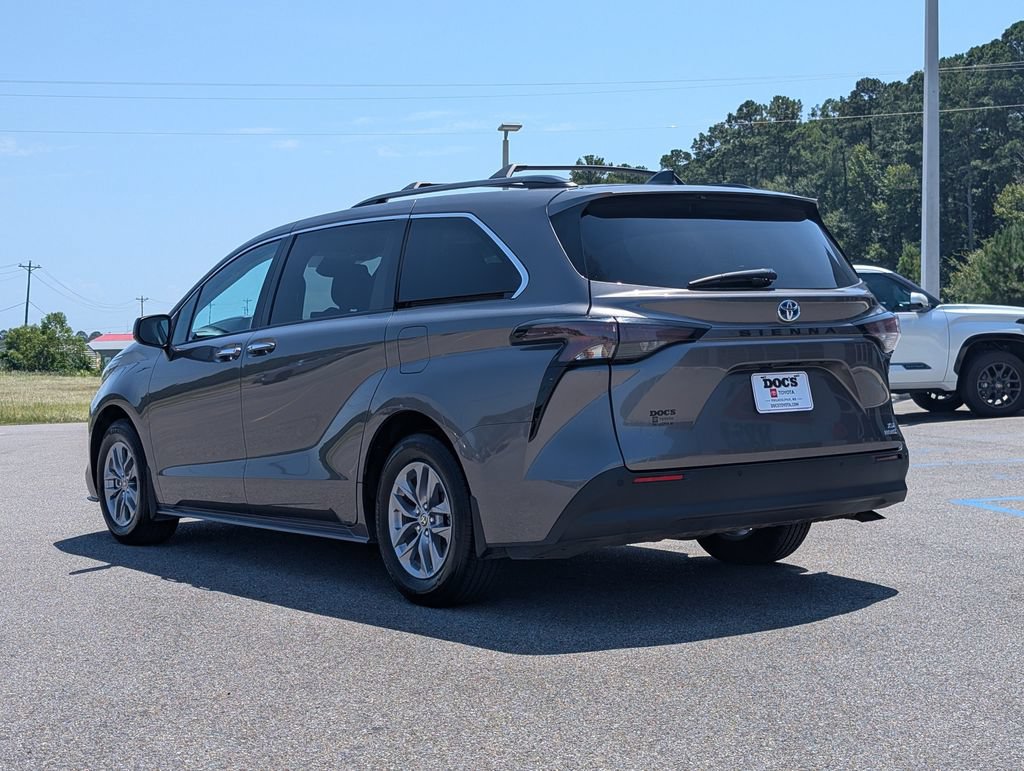 Used 2024 Toyota Sienna XLE FWD image 3