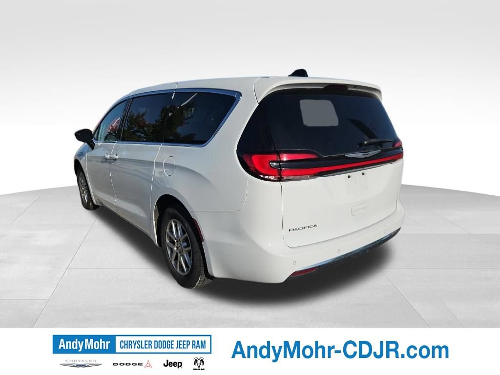 Used 2024 Chrysler Pacifica Touring-L FWD image 5