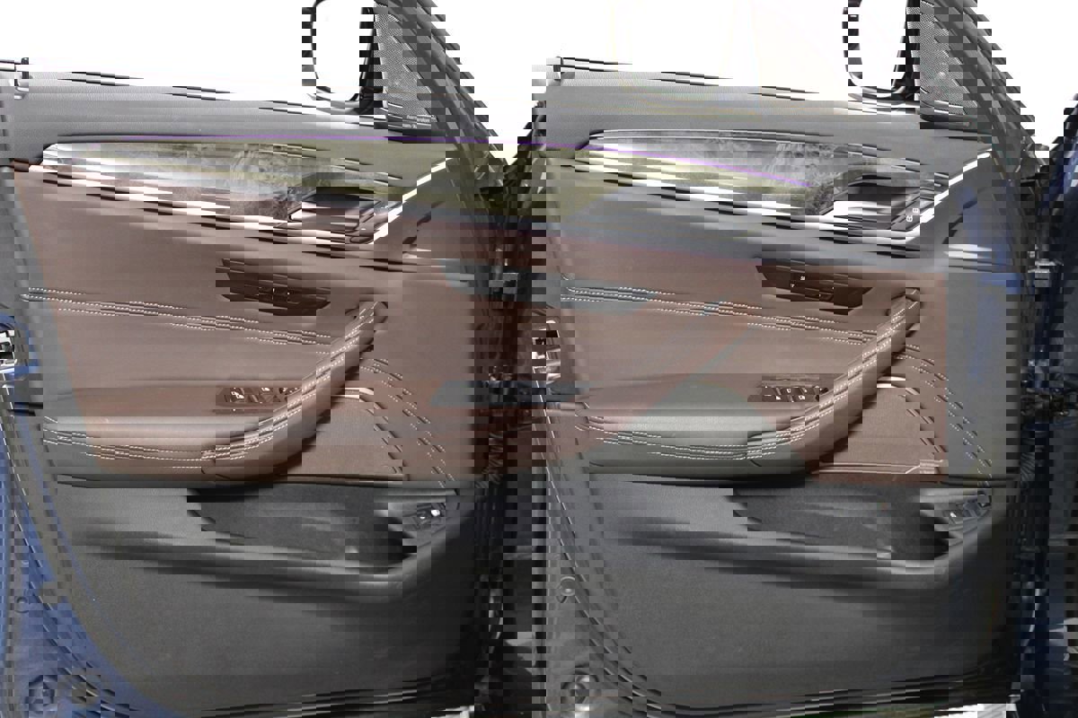 Used 2023 BMW 530e w/ M Sport Package image 38