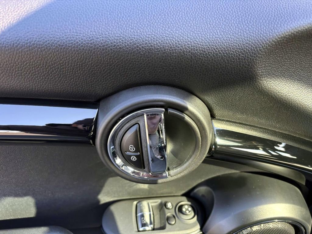 Used 2021 MINI Cooper SE w/ 8.8" Touchscreen Nav Package image 12