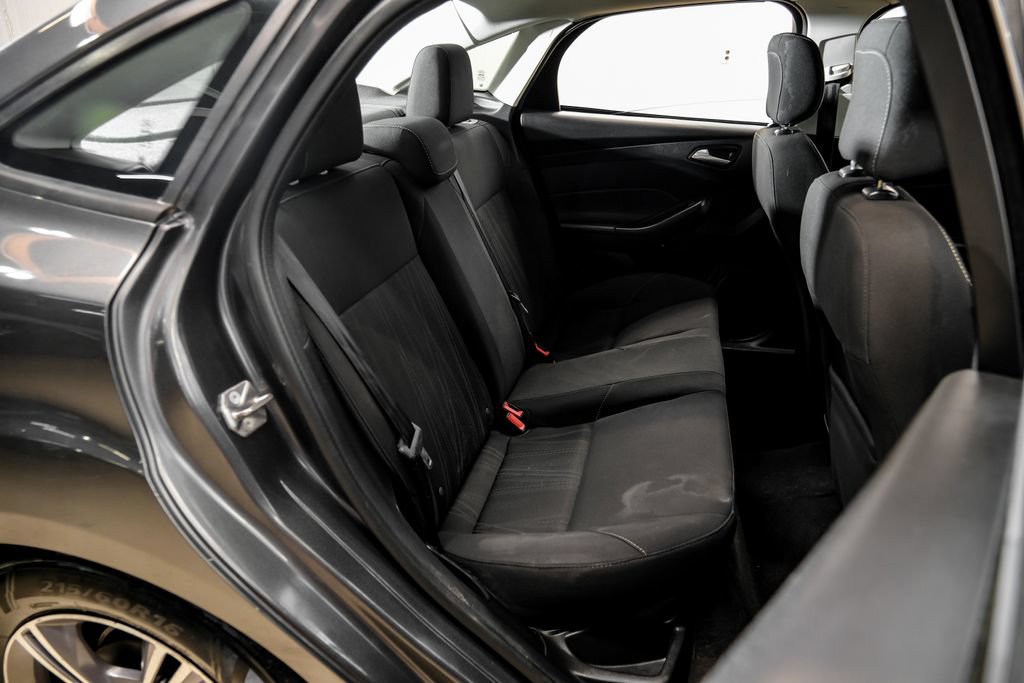 Used 2018 Ford Focus SE w/ SE Appearance Package FWD image 38