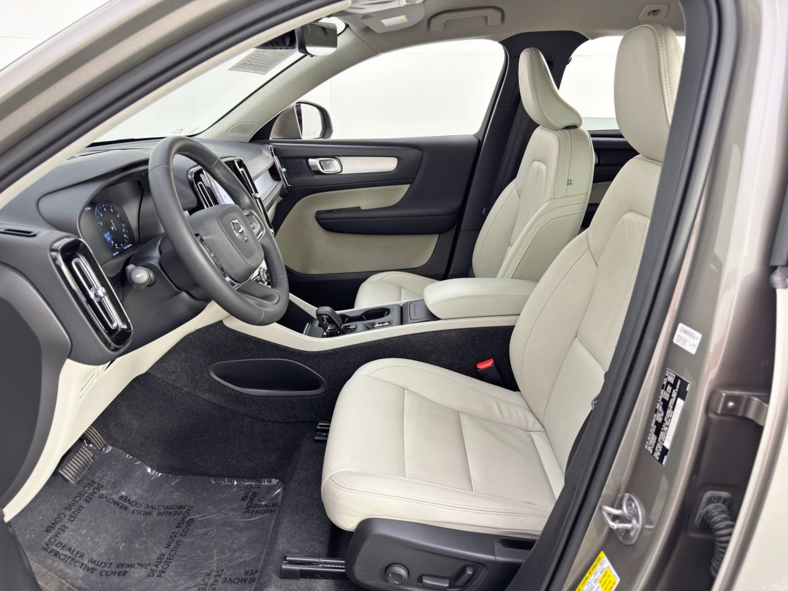 Used 2022 Volvo XC40 T5 Momentum w/ Premium Package image 15