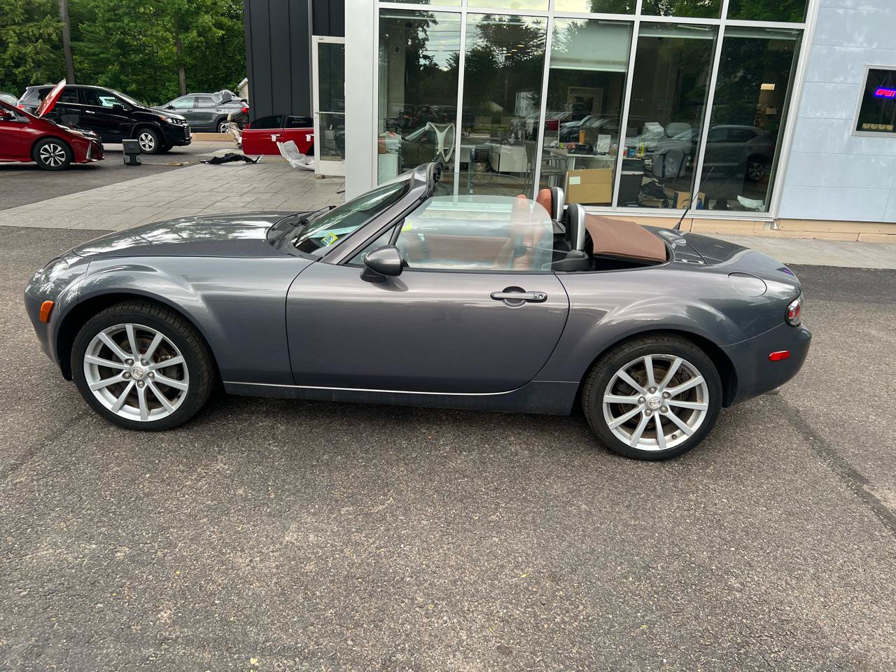 Used 2006 MAZDA MX-5 Miata Grand Touring RWD image 18