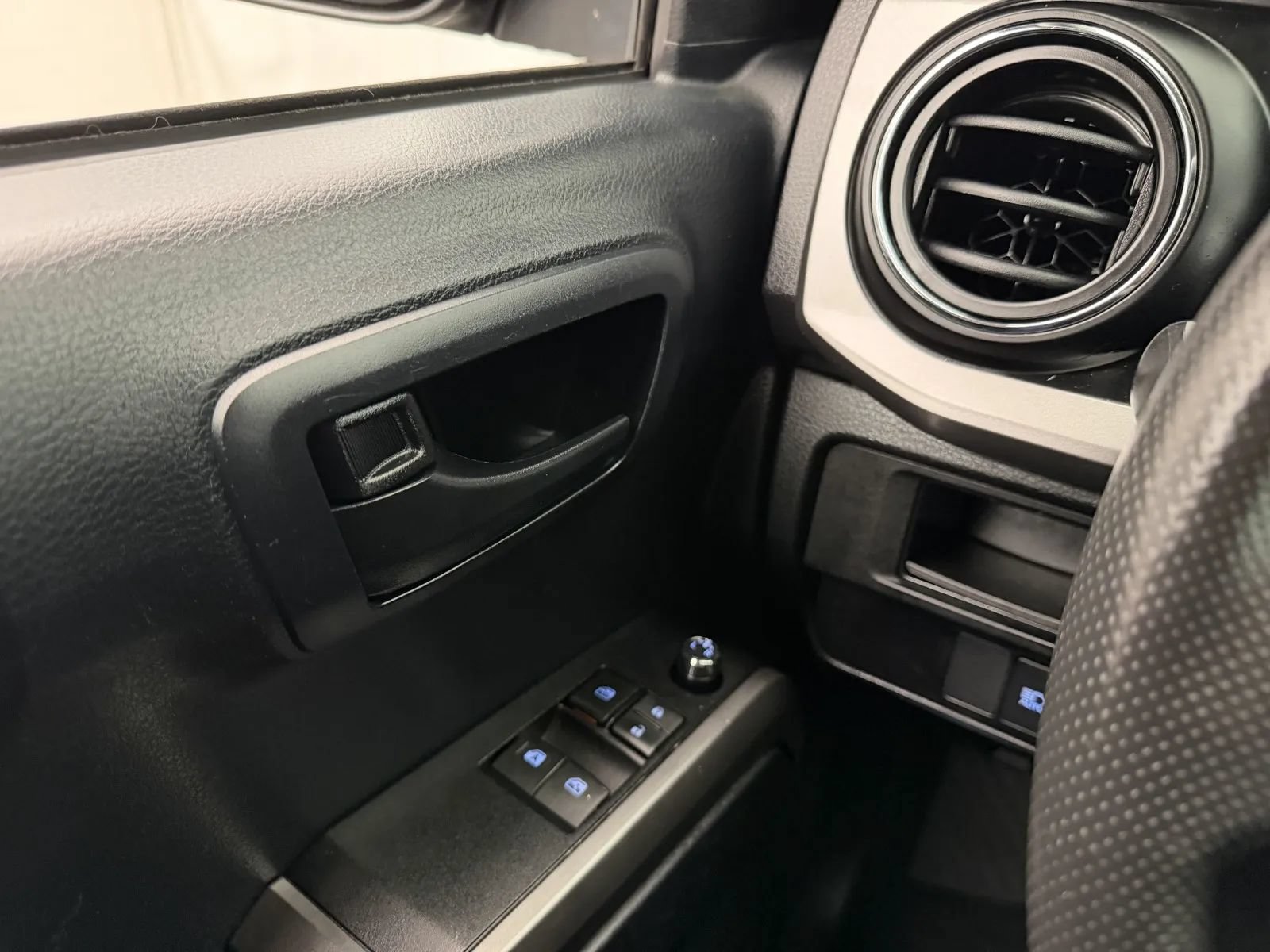 Used 2018 Toyota Tacoma SR5 w/ SR5 Appearance Package (SM) AWD/4WD image 14