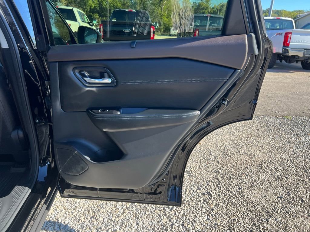 Used 2023 Nissan Rogue SV w/ SV Premium B Package image 19