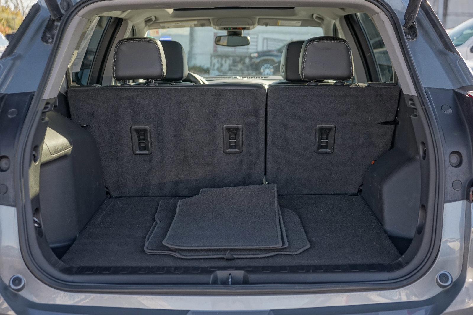 Used 2023 GMC Terrain SLT w/ Infotainment Package II image 9