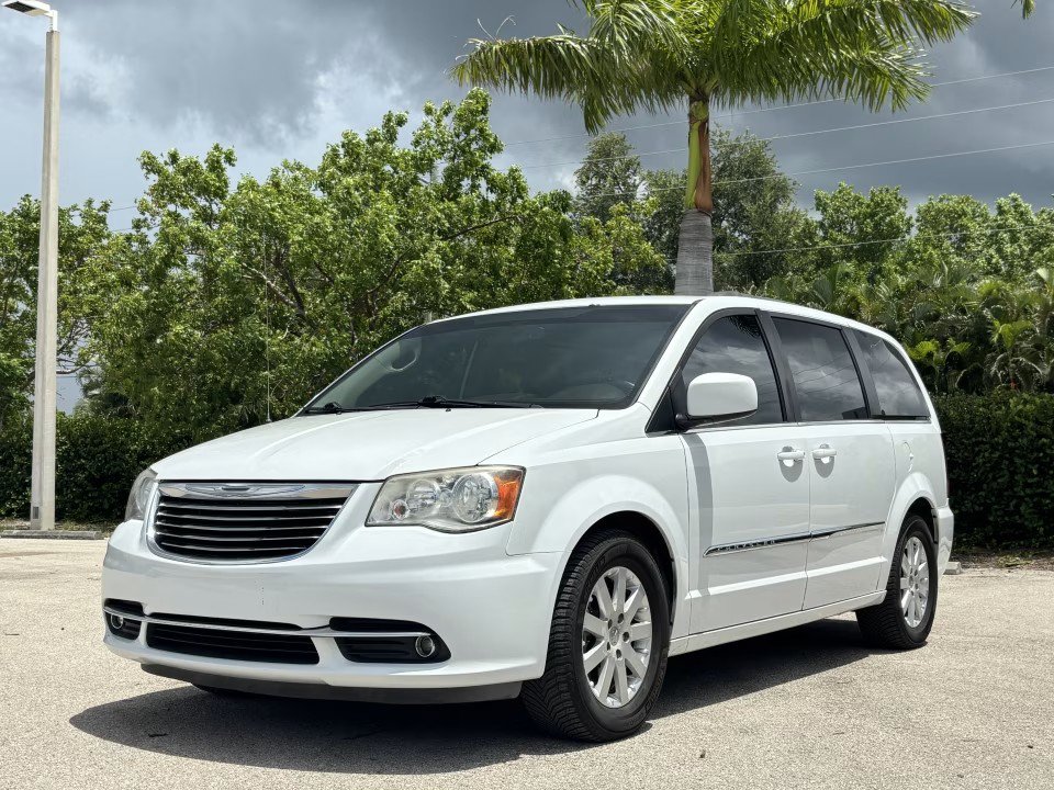 Used 2016 Chrysler Town & Country Touring FWD image 2