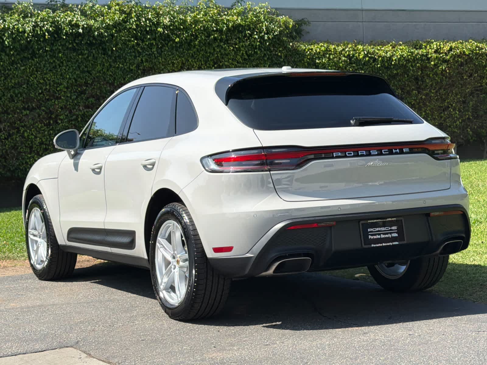 Certified 2025 Porsche Macan AWD/4WD image 3