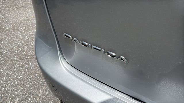 Used 2023 Chrysler Pacifica Touring-L FWD image 7