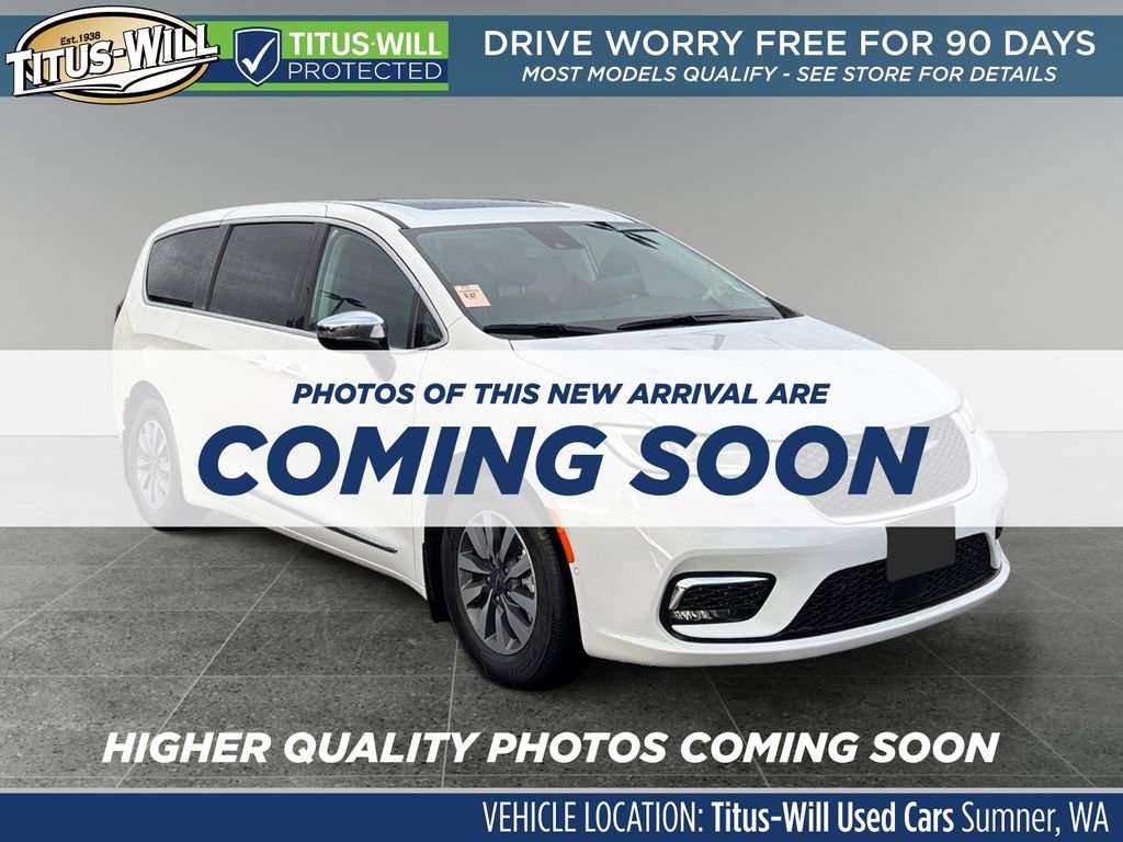 Used 2023 Chrysler Pacifica Limited w/ Uconnect Theater Family Group image 1