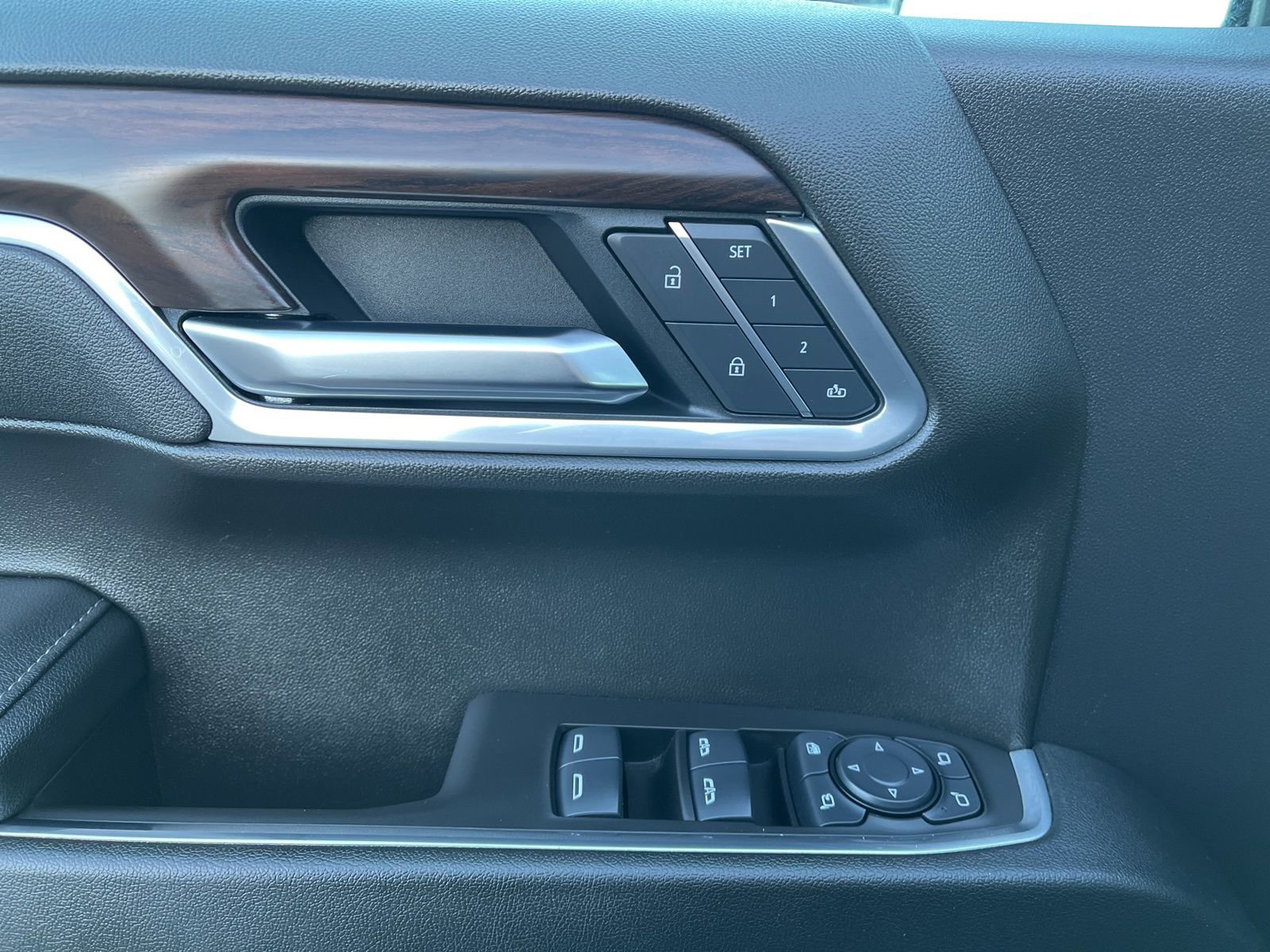 Certified 2025 GMC Sierra 1500 SLT image 23