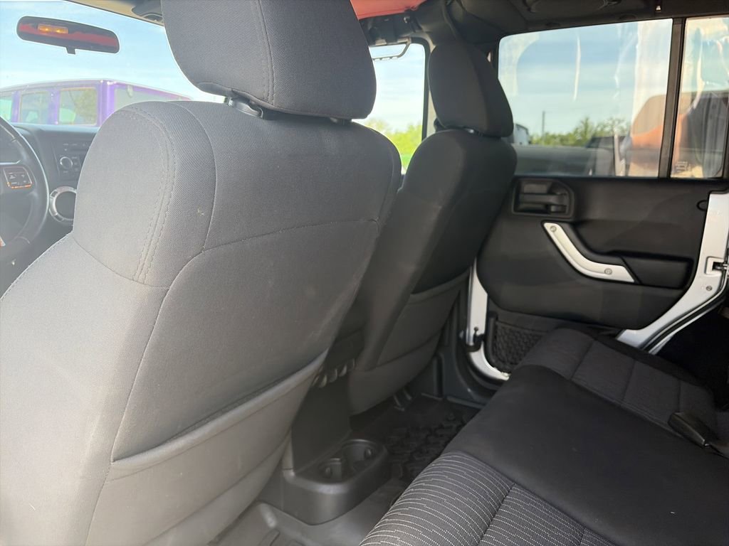 Used 2012 Jeep Wrangler Unlimited Rubicon w/ Connectivity Group AWD/4WD image 28
