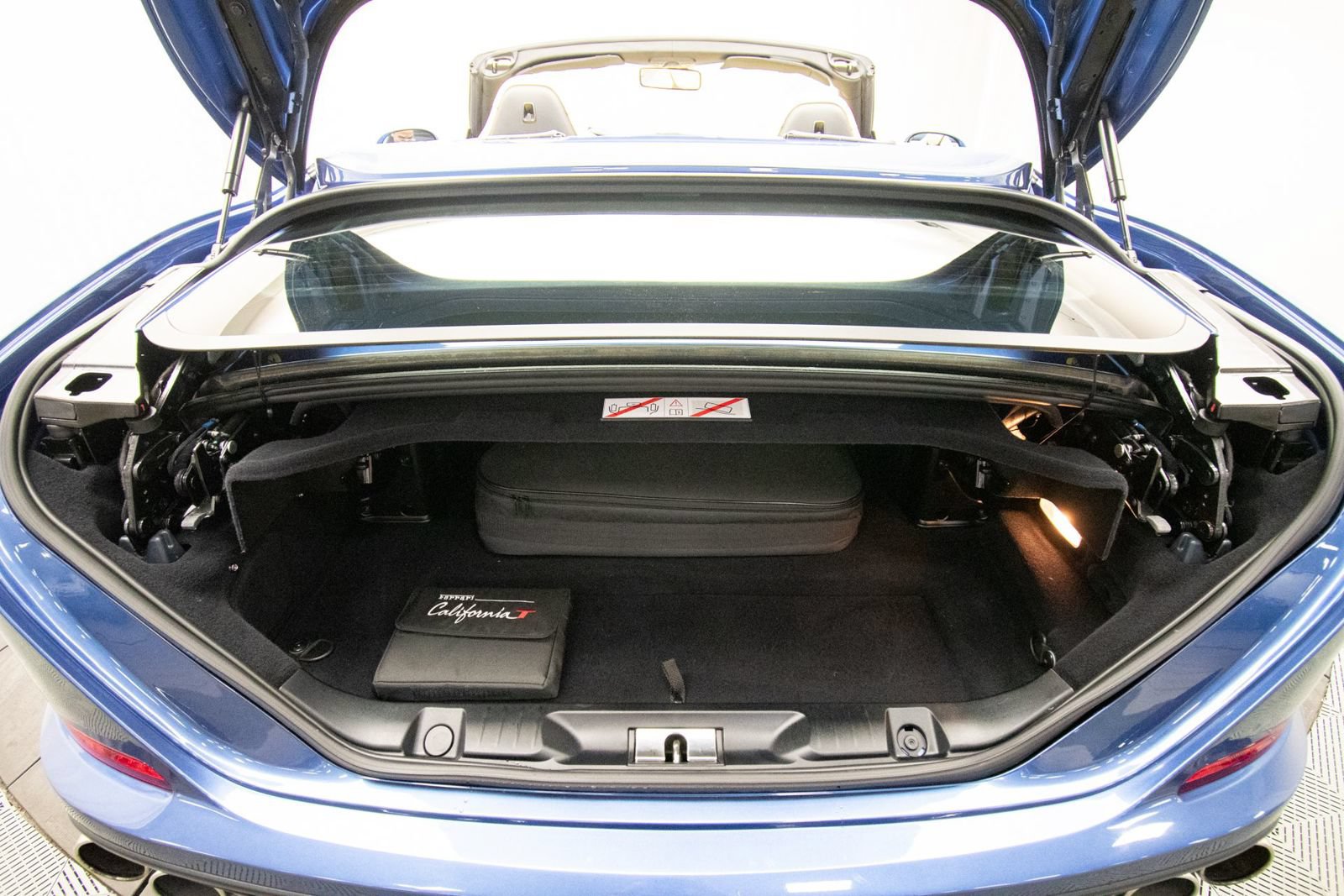 Used 2016 Ferrari California T RWD image 43