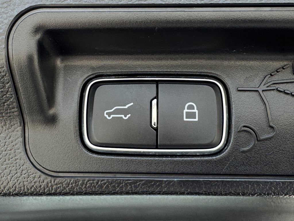 Used 2023 Ford Explorer XLT image 34