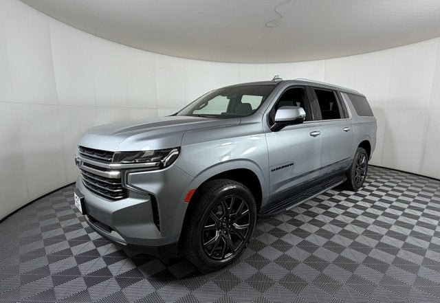 Used 2024 Chevrolet Suburban LT w/ Luxury Package RWD image 2