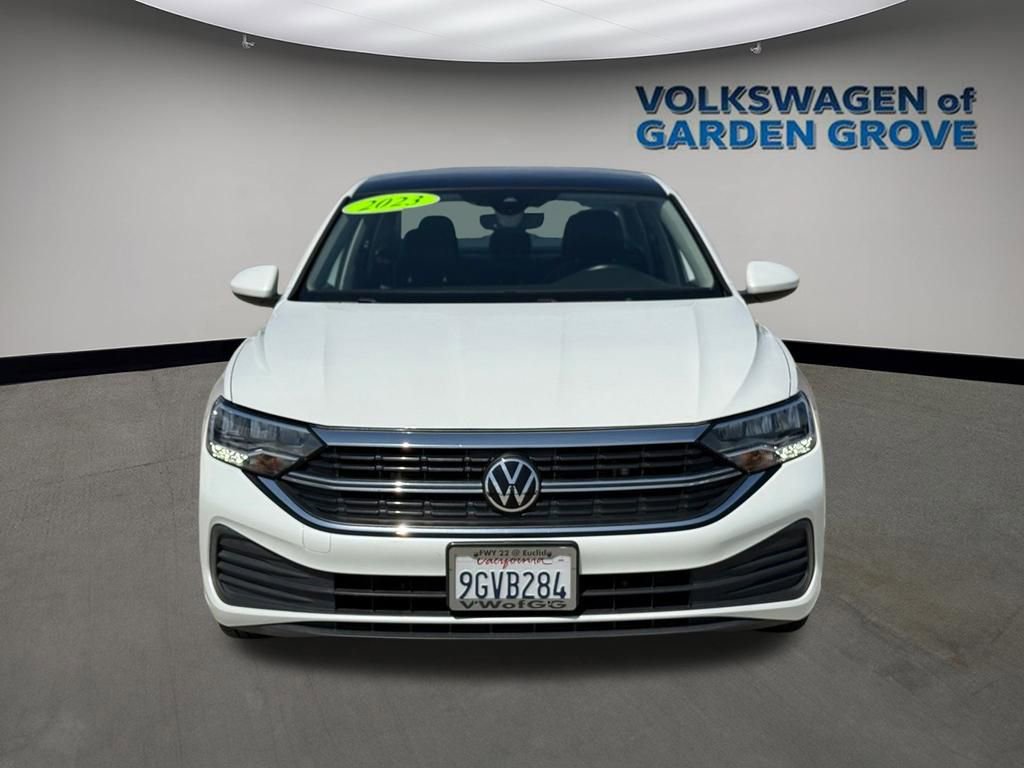 Used 2023 Volkswagen Jetta SE w/ Panoramic Sunroof Package FWD image 3